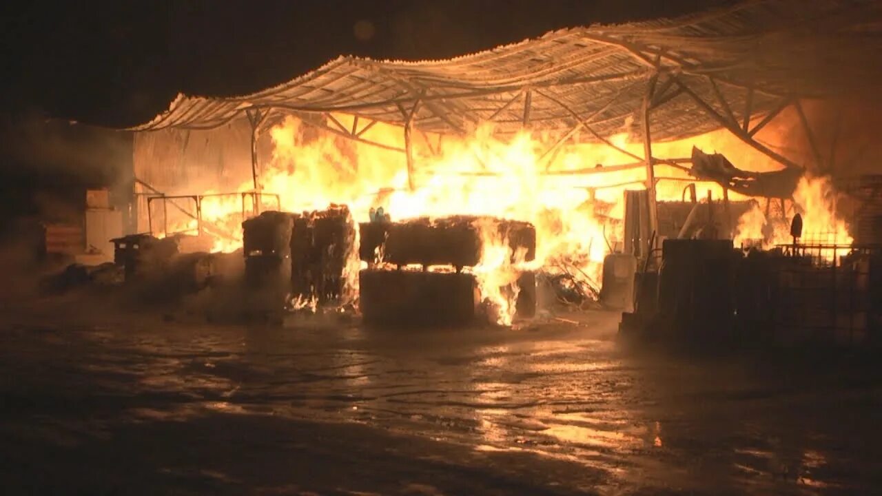 Пожар в новый год. Мариуполь пожар. Колхозный двор в горном щите. Пожар в горном щите 20. Пожар колхозный двор екатеринбург.