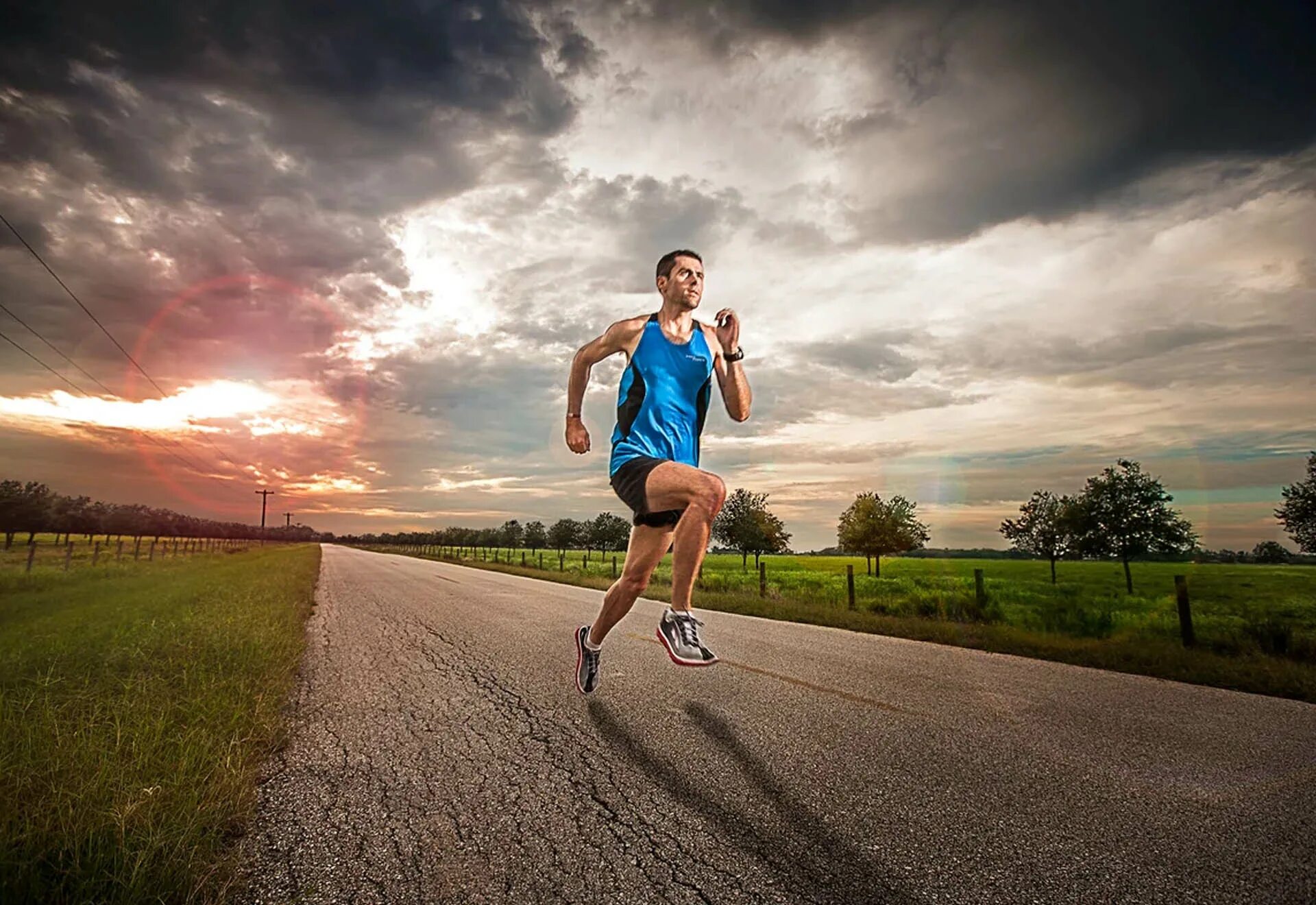 Бегущий человек. Спортсмен бежит. Мужчина бежит. Спорт бег. Side run