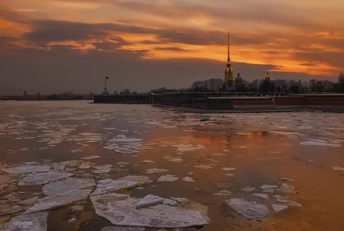 Ледоход на неве. Ледоход в Питере. Ледоход Петропавловская крепость весной.