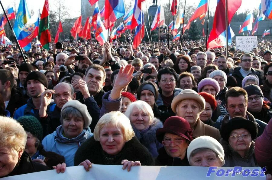 Митинг народной воли 23 февраля 2014 в Севастополе. Митинг народной воли Севастополь. Толпа митинг.