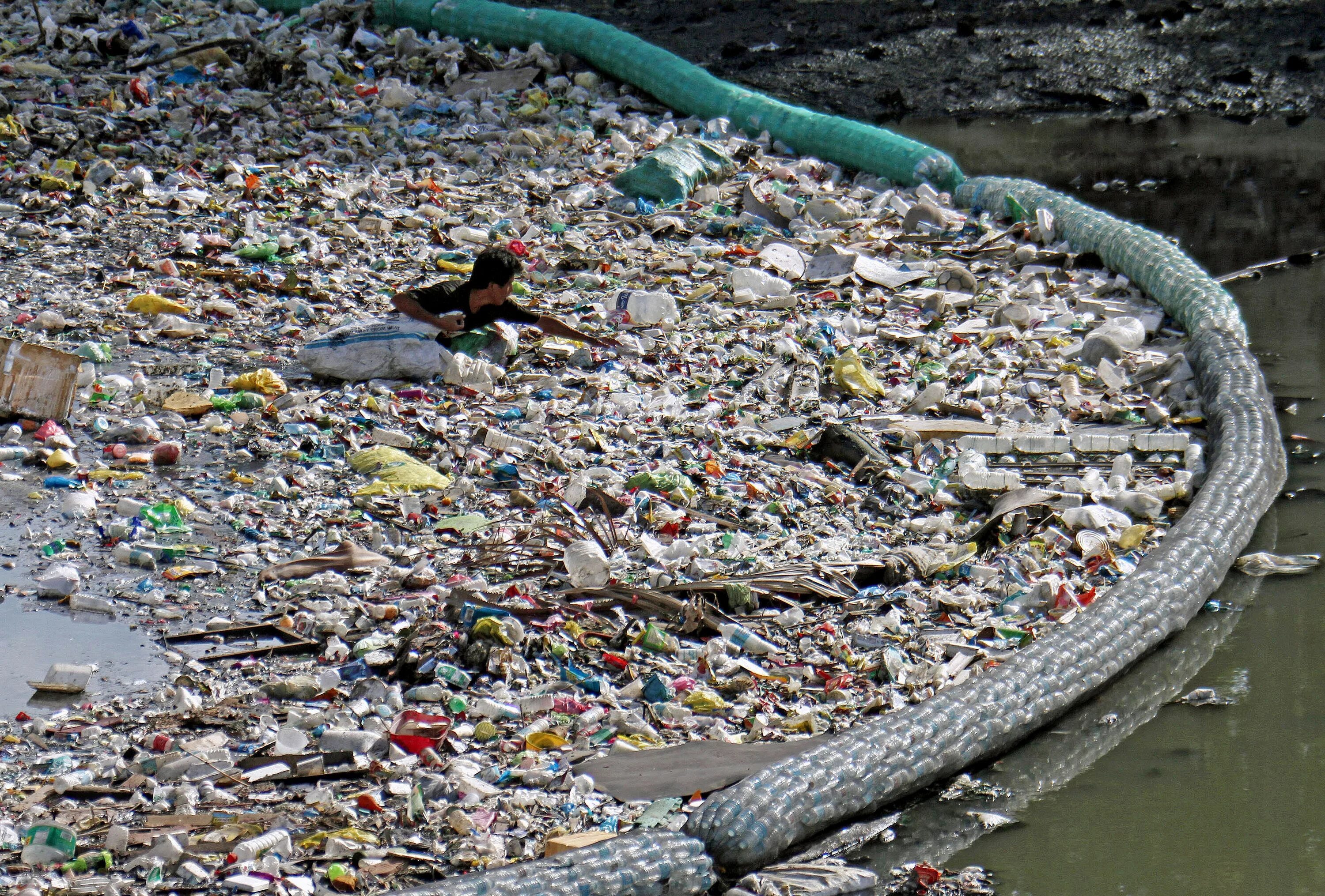 Water pollution остров из пластика. Загрязнение океана. Пластиковое загрязнение. Загрязнение пластиком. Глобальная проблема отходы