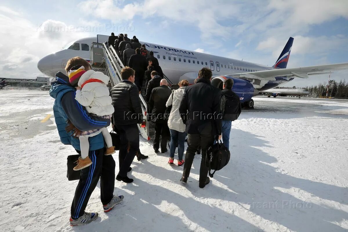 Посадка пассажиров в аэропорту. Посадка самолета. Посадка в самолет зимой. Пассажиры садятся в самолет.