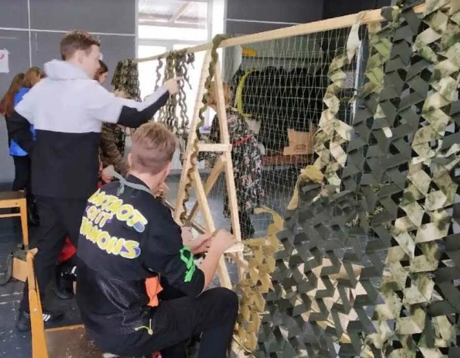 Плетение маскировочных сетей. Сетка для плетения маскировочной сетки. Плетение маскировочной сетки. Добровольцы плетут маскировочные сети. Маскировочные сети брюховецкая.