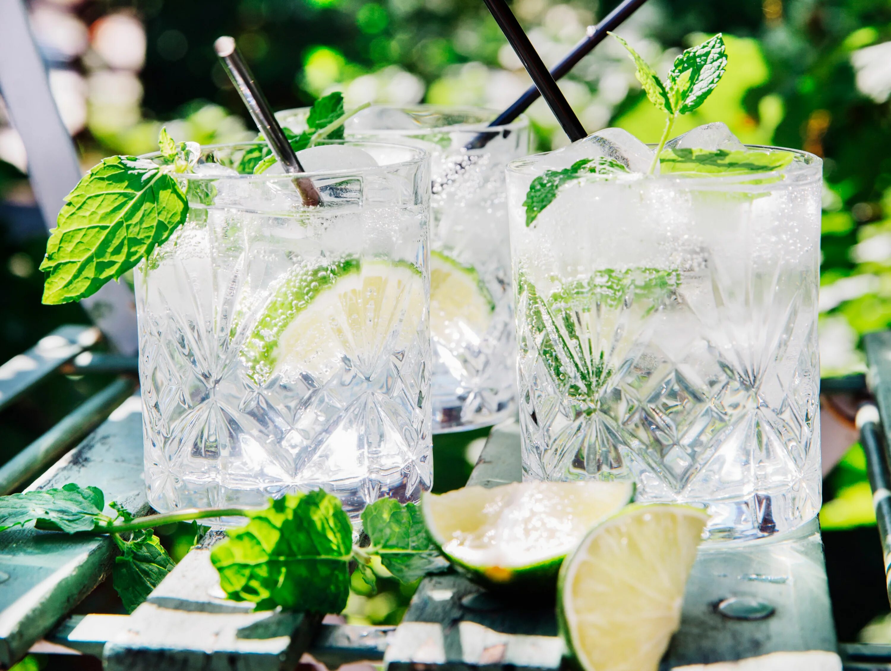 Мохито со льдом. Мохито со льдом. Мохито лайм мята. Лайм лимонад мохито. Кайпиринья бразилия.