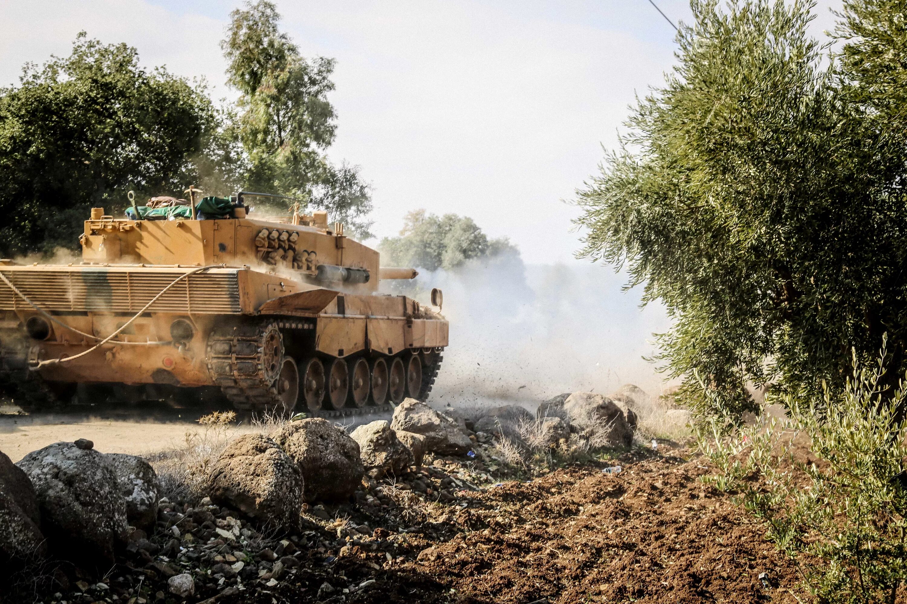 2 2 4 turkey. Турецкий леопард 2а4. Leopard 2a4 в Сирии. Турецкие "леопард 2а4" подбитый. Танк леопард 2.