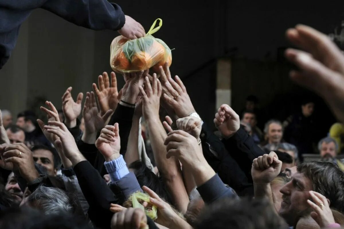 Куча голодных. Голодающие народы африки. Брошенная голубятня. Биафра нигерия голодные дети. Толпа прикол.