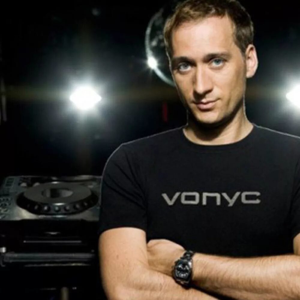 Тиесто в наушниках. Диджей номер. Диджей номер. Евгений кушнир ди джей. Диджей за пультом.