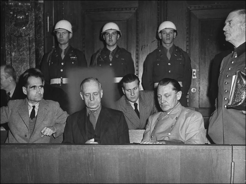Геринг Гесс Риббентроп на Нюрнбергском процессе. Геринг Риббентроп Кейтель Розенберг.