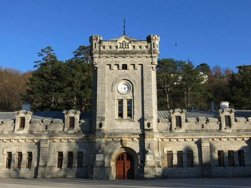 завод массандра крым. массандровский винзавод в крыму. массандровский винзавод ялта. винодельческий комбинат «массандра». завод ялтинская.