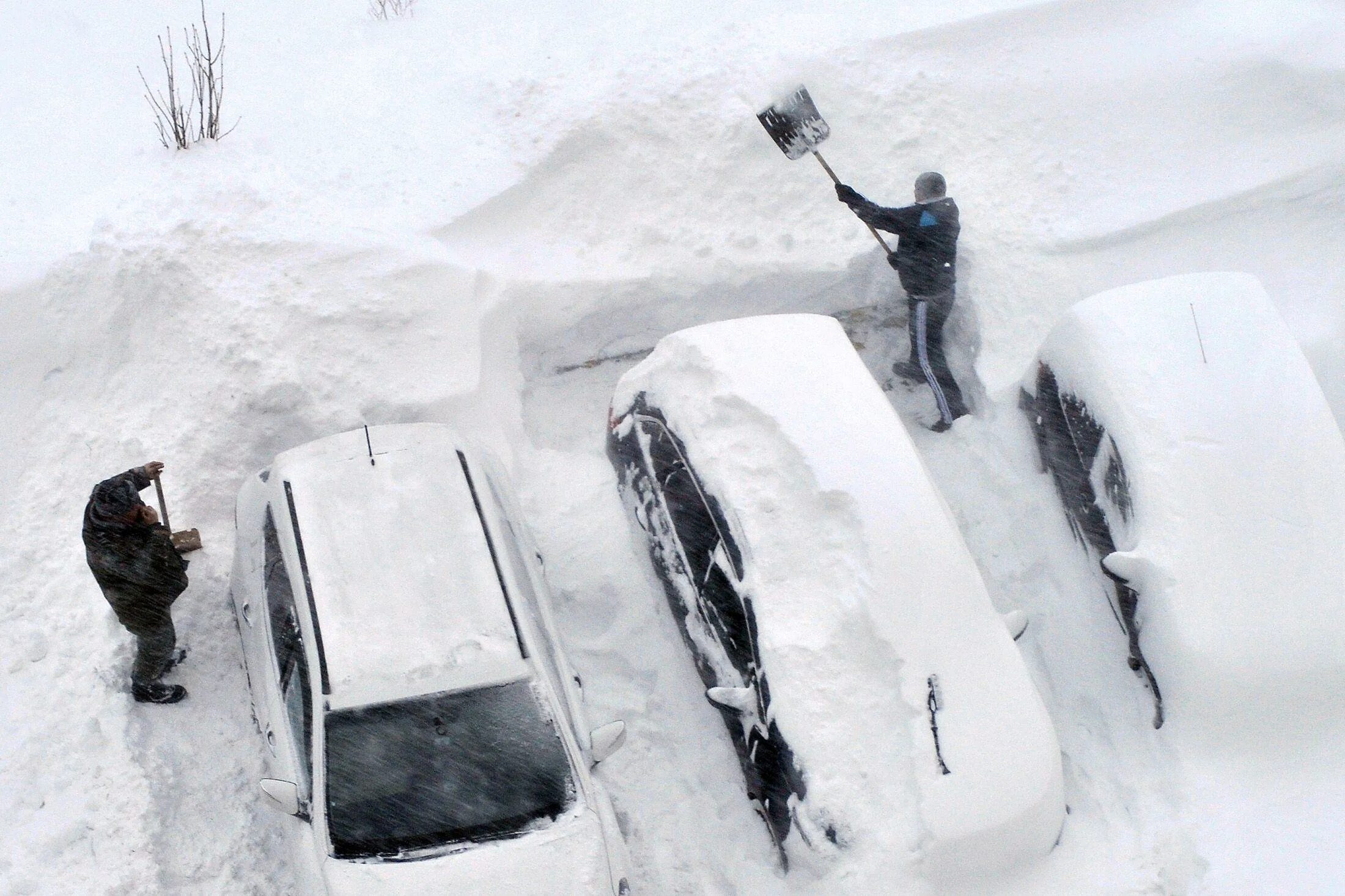 Snowfall на русском. Петропавловск-Камчатский сугробы. Машина под сугробом. Машина в сугробе. Откапывает машину.