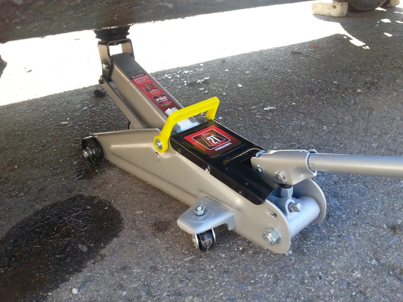 Skyway s01801001. Хороший домкрат для легкового автомобиля. Домкрат подкатной belauto. 5. Домкрат goodyear gy000902.