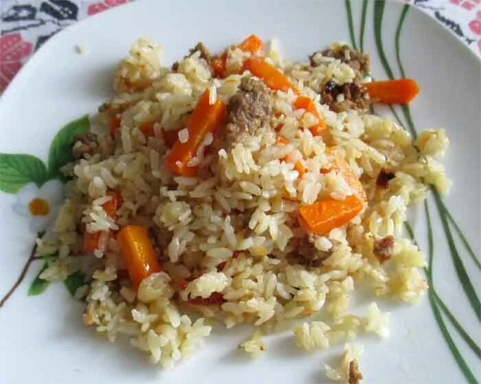 Рецепт плова в мультиварке поларис с курицей. Плов с фаршем. рис с фаршем в мультиварке. лук для плова. плов с фаршем в мультиварке.
