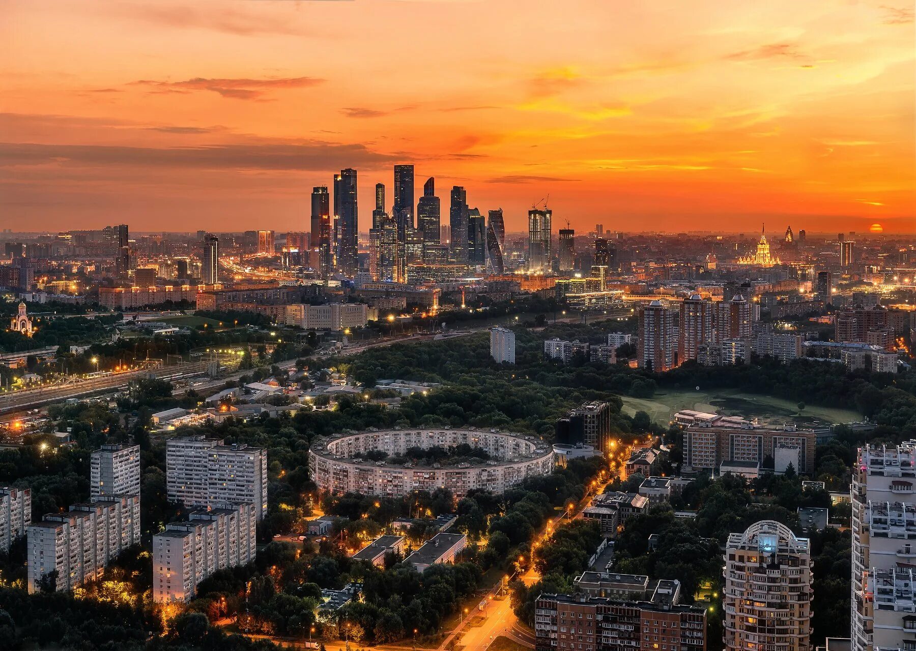 Москва сити солнце. Красивые виды москвы. Москва панорама вид из окна. Сталинская высотка рэдиссон. Москва сити с высоты птичьего полета.