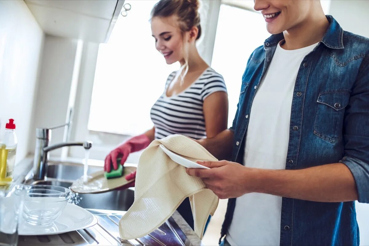 Do your dishes. Мужчина моющий посуду. Мужчина и женщина моют посуду. Мужчина помогает по дому. Мужчина и домашние дела.