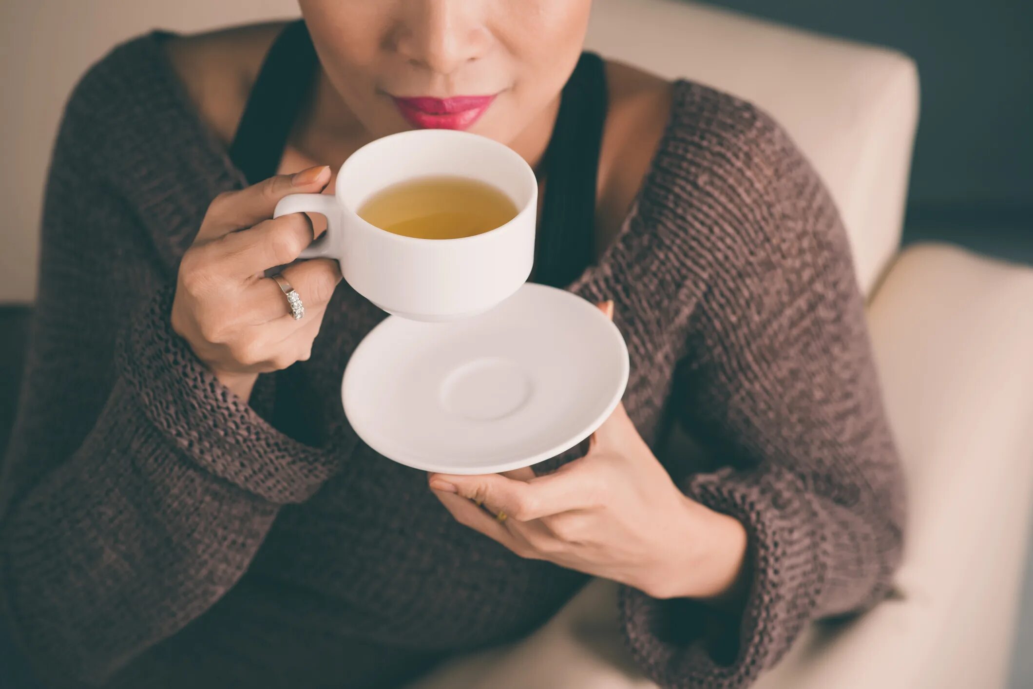 I drink coffee the morning. Девушка пьет чай. Женщина с чашкой. Девушка с чашкой чая. Чашка чая.