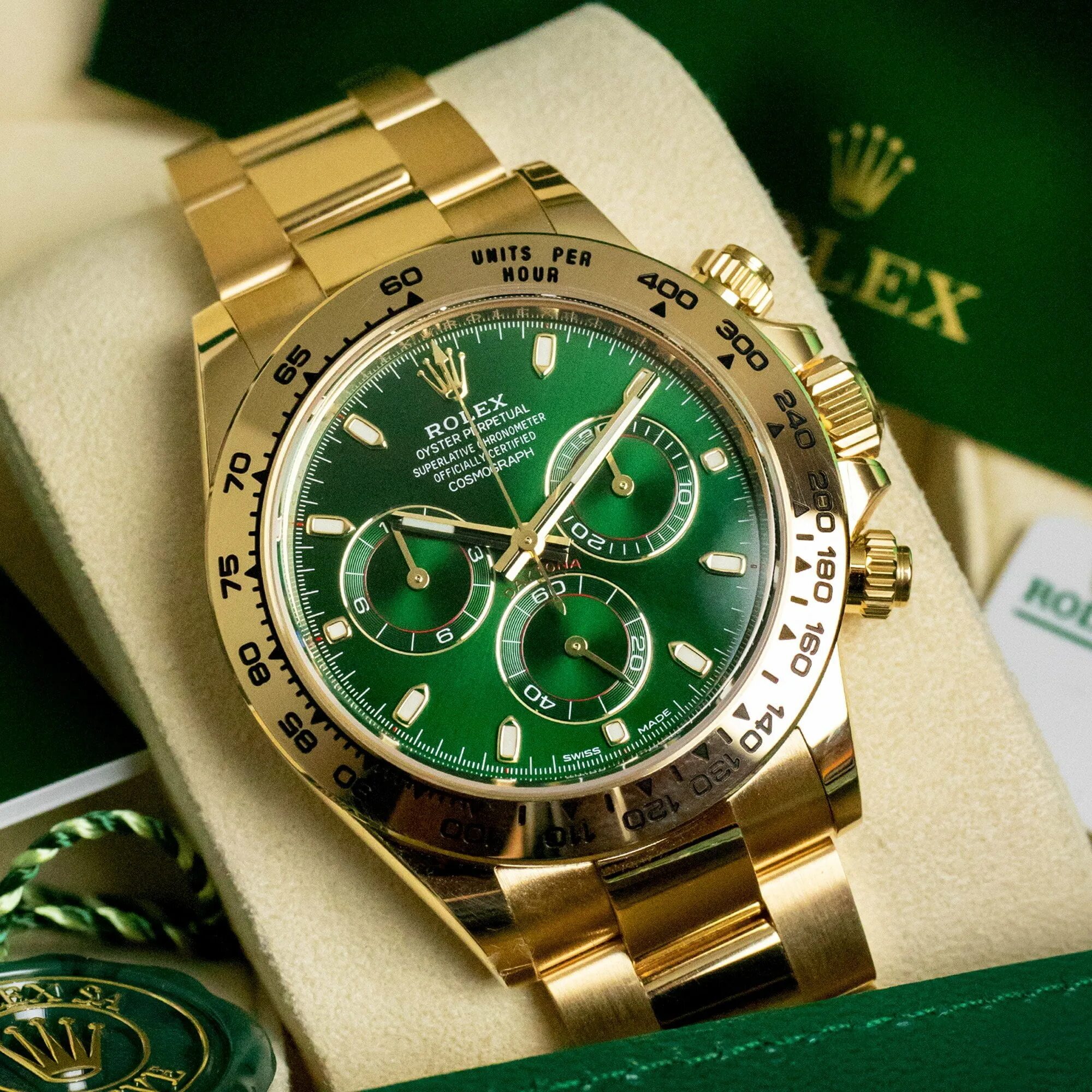 Оригиналы часов недорого. Rolex Daytona Green. Ролексы Голд Дайтона. Часы Rolex Cosmograph Daytona 116508. Rolex Daytona Yellow Gold Green.