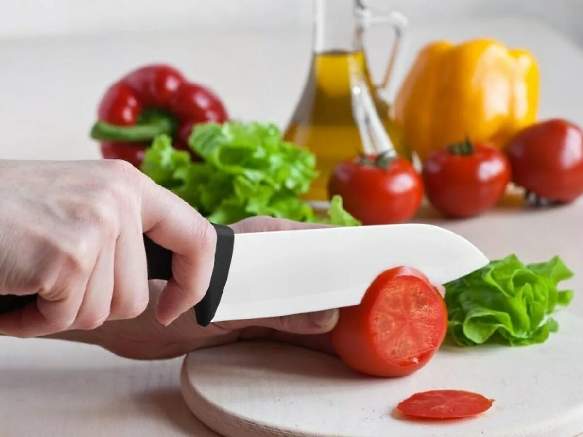 Резать овощи. Острый нож режет. Нож режет овощи