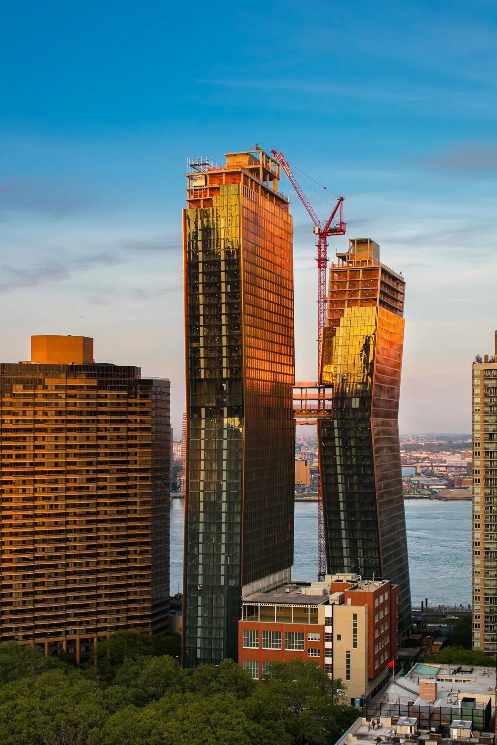 American Copper buildings (Нью-Йорк, США). Высотки. Две башни небоскребы. Две высотки. Высотных башен