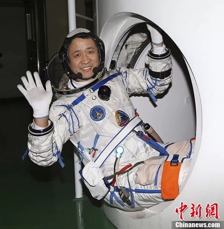 пилот в космической ракете. пилот в космической ракете стих. космонавт в корабле. пилот в космической ракете. пилот в космической ракете.