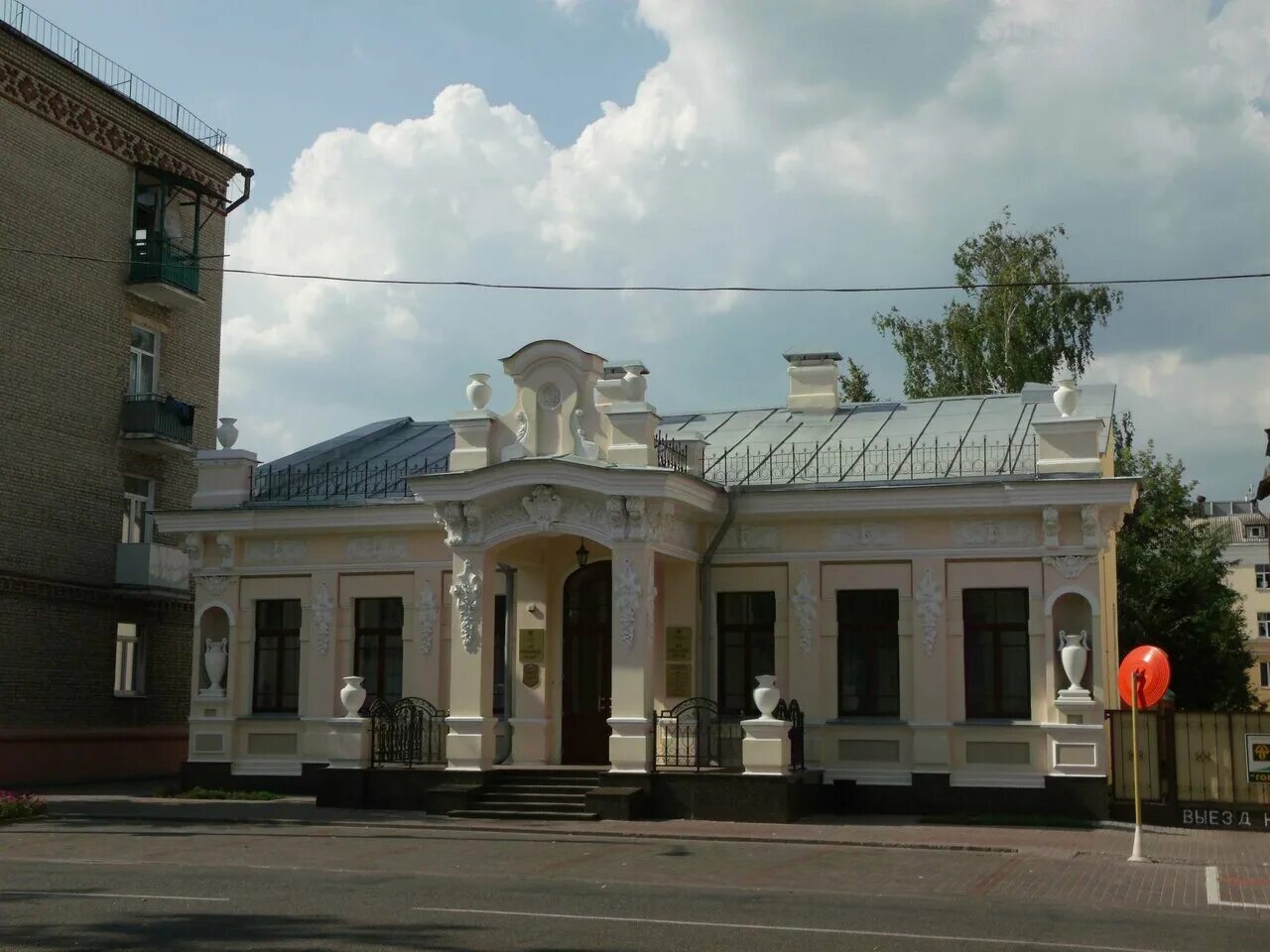 Врач на дом. Дом врача гомель. Дом коммуны гомель история. Гомель дом шабуневича фото и описание. Домик врача.