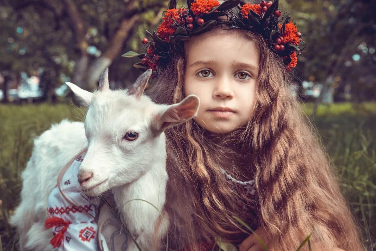 Животные как девочка будет. Девочка с козленком. девочка с козой. девушка с козленком. фотосессия с козой.