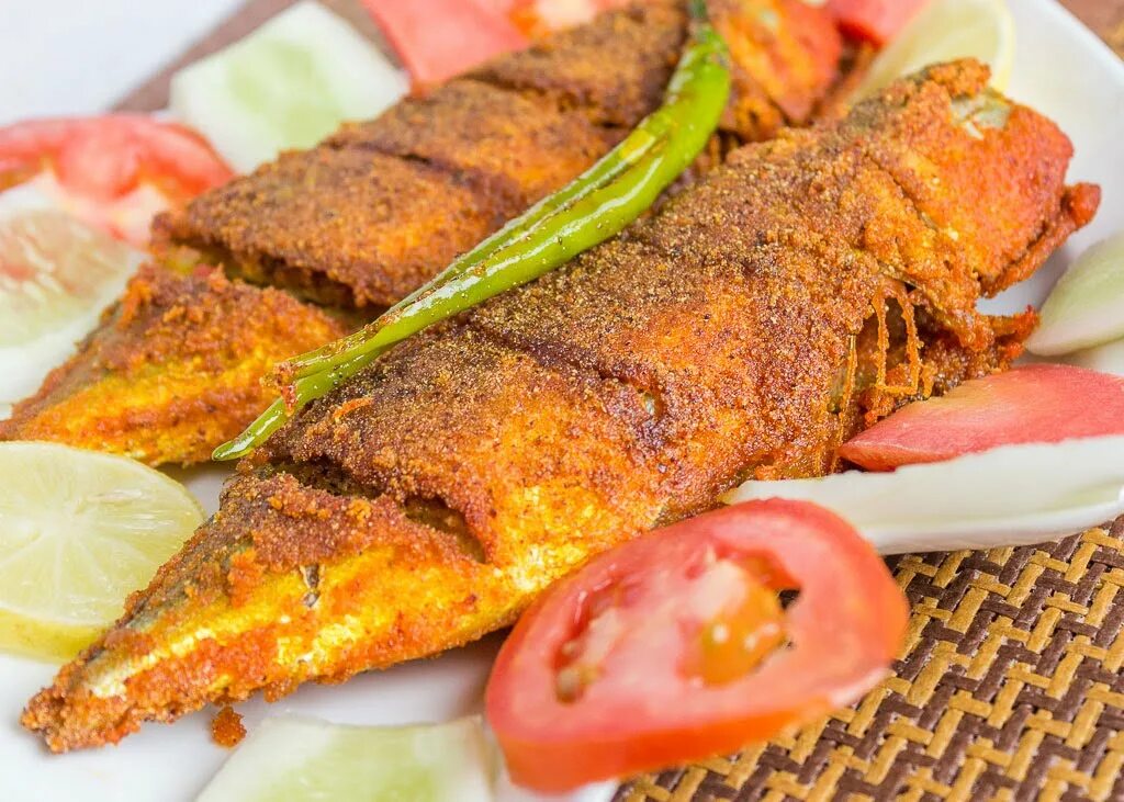 Жареная рыба в замасленной майке. Fish Masala. Индийская кухня рыбные блюда. Fish Fry. Жареная рыба в Тайланде.