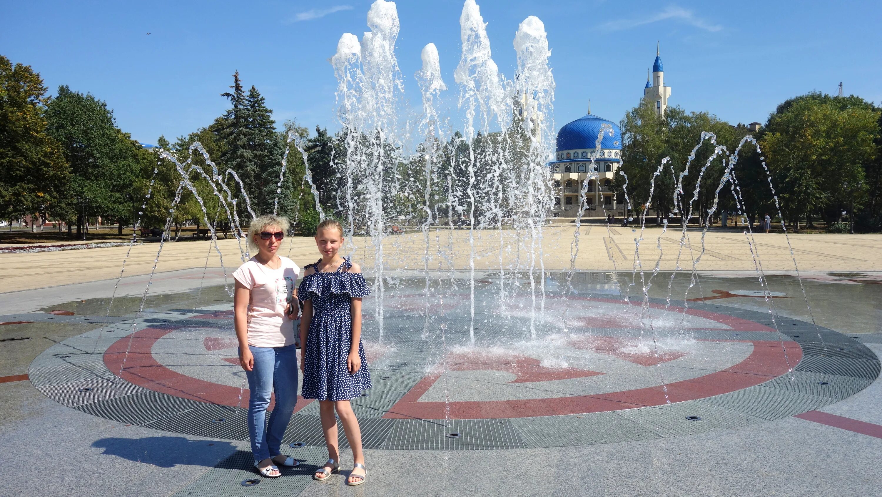 площадь дружбы майкоп. республика адыгея город майкоп фото. дом культуры гигант майкоп. гостиница адыгея майкоп. майкоп майкоп сеансы.