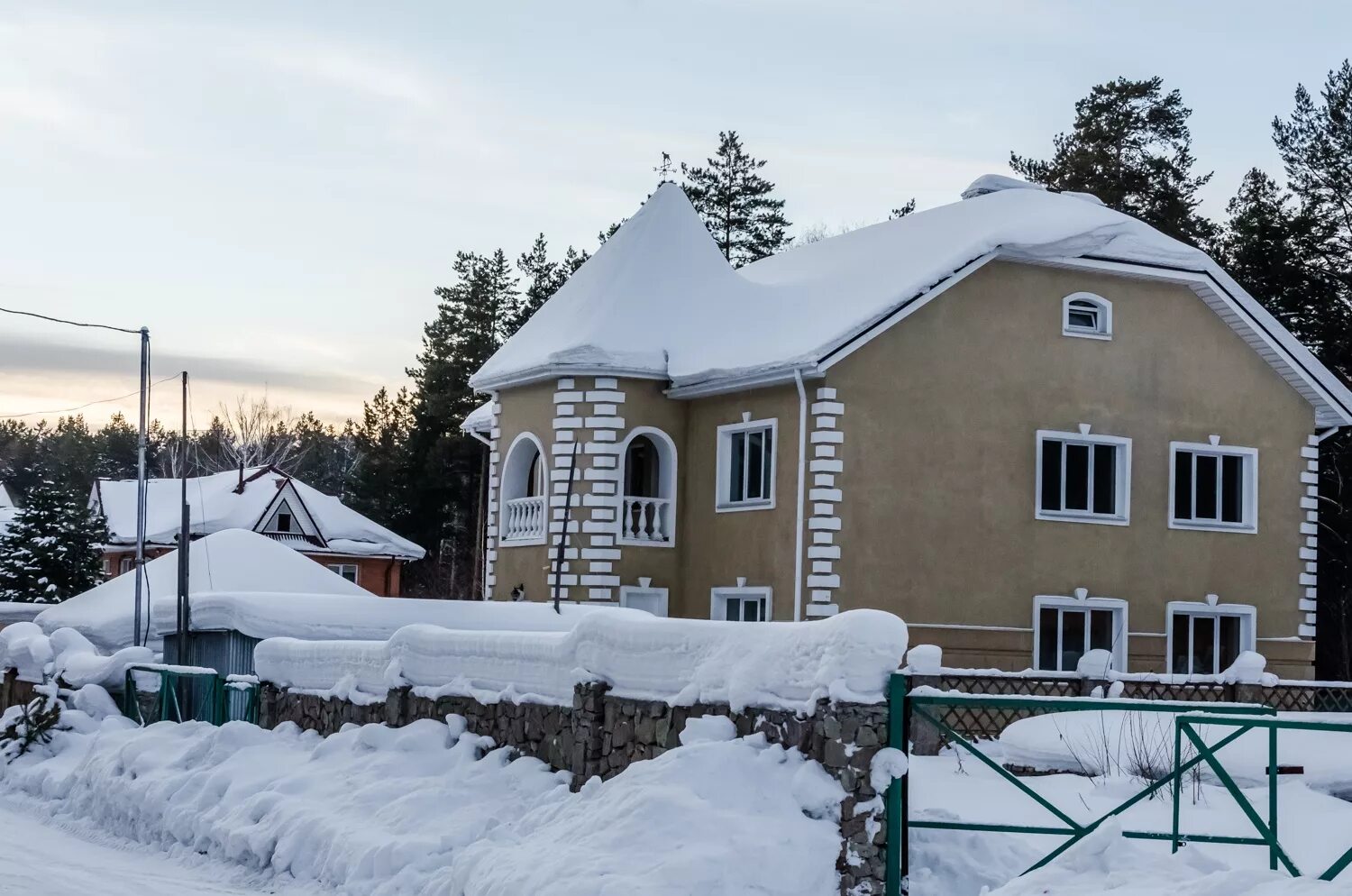 Пригороды новосибирска лучшие. Новосибирск пригород. Дорогие коттеджи в Новосибирске. Пригороды Новосибирска лучшие для проживания. Коттедж зимой Новосибирск.