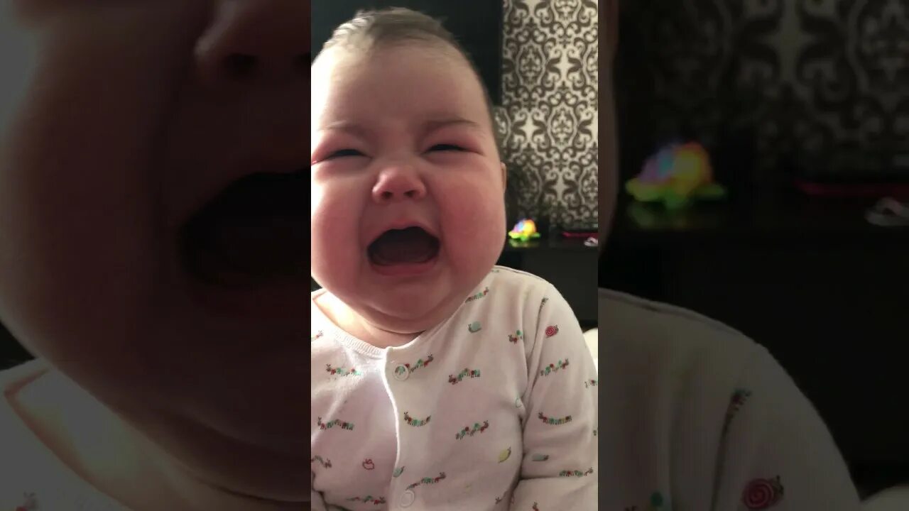 Странные звуки младенца. Малыш плачет. Ребёнок плачет и смеётся видео. Звук плача ребенка. Плач малыша звук.