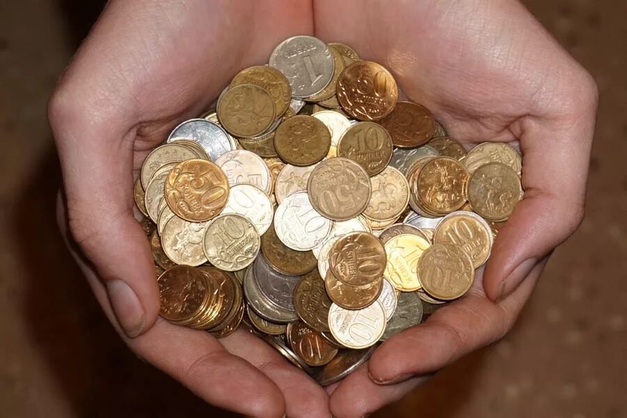 Из нескольких монет. Мелочь копейки. Мелочь монеты. Иностранные монеты. Железные деньги.