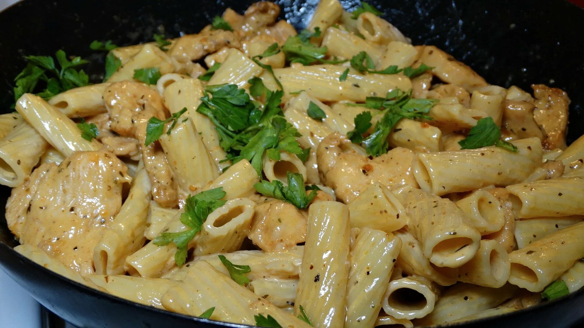 Паста с мясом и сметаной. Блюда из макарон. макароны со сливками и грибами. паста с черным перцем. макароны с тушенкой.