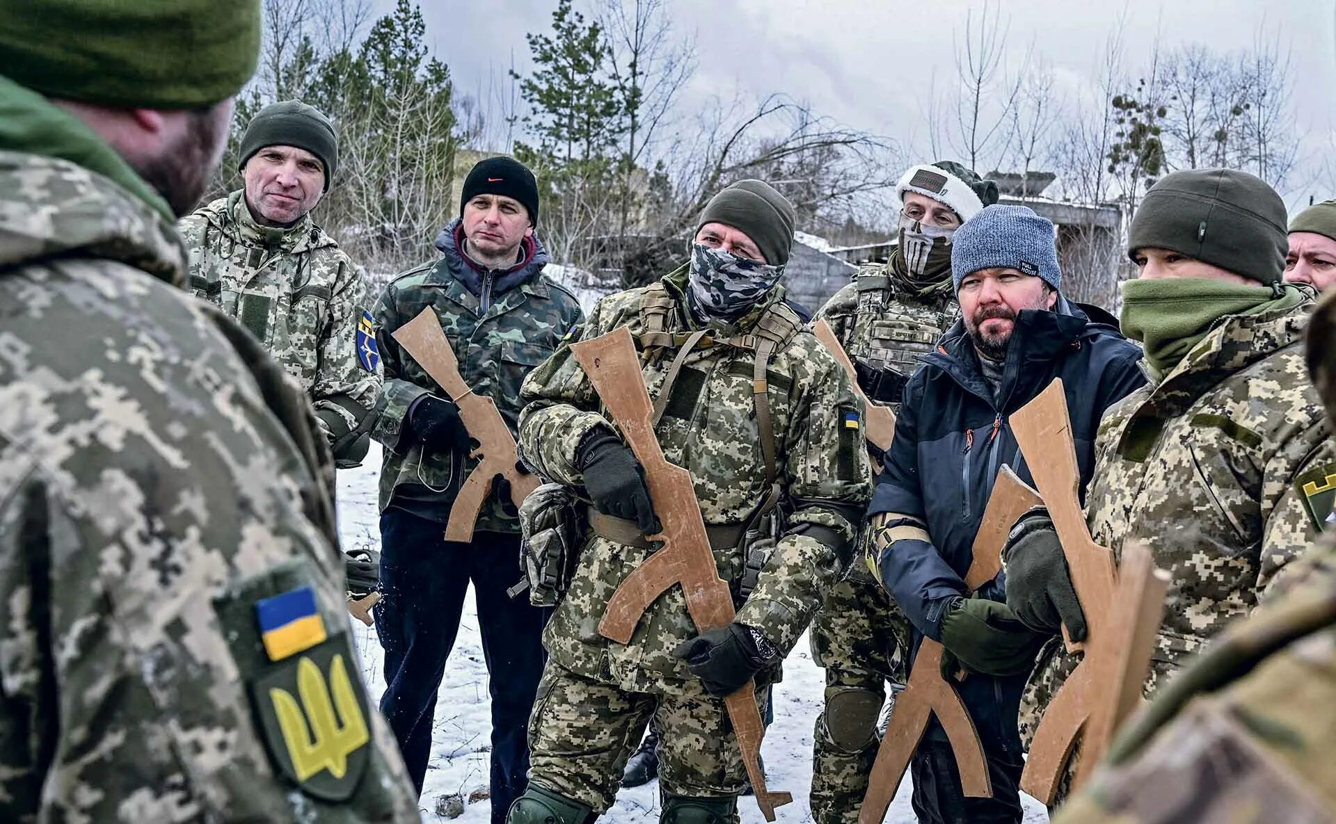 Огромная тревога. Украинские войска. Солдаты армии Украины. Украинский военный с автоматом.