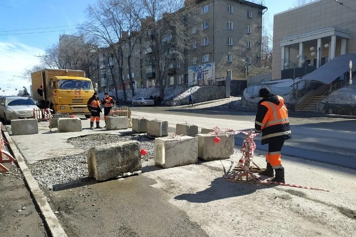 Новосибирск ремонт сайт. Яма на Писарева. В Новосибирске провалился асфальт. Яма на улице. Асфальт в Новосибирске.