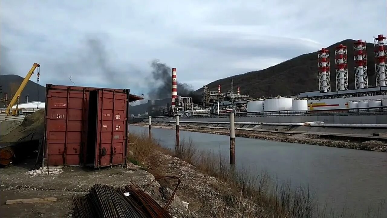 В туапсе горит нпз. Туапсе роснефть завод. роснефть туапсинский нпз. пожар на нпз туапсе. туапсе нефтебаза роснефть.