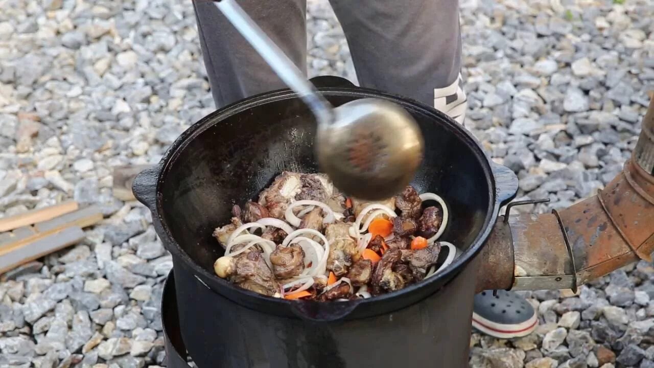 Шурпа в казане. Шурпа в казане на улице. Семечки баранина в казане. Бараньи семечки в Узбекистане.