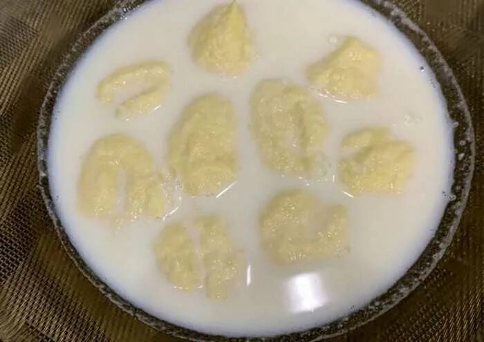 Молочный суп с картофельными клецками. Клецки из гречневой муки. Молочные клецки. Суп молочный с клецками. Молочный суп с галушками.