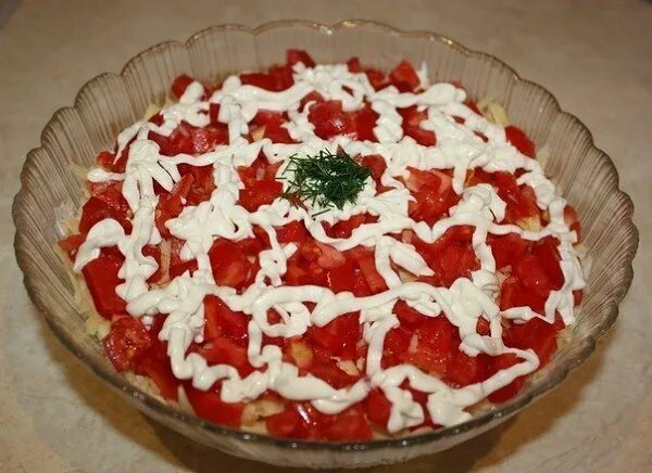 Салат м красной. Салат с помидорами сверху. Салат м красной. Салаты на день рождения. Салат с крабовыми палочками и помидорами и болгарским перцем.