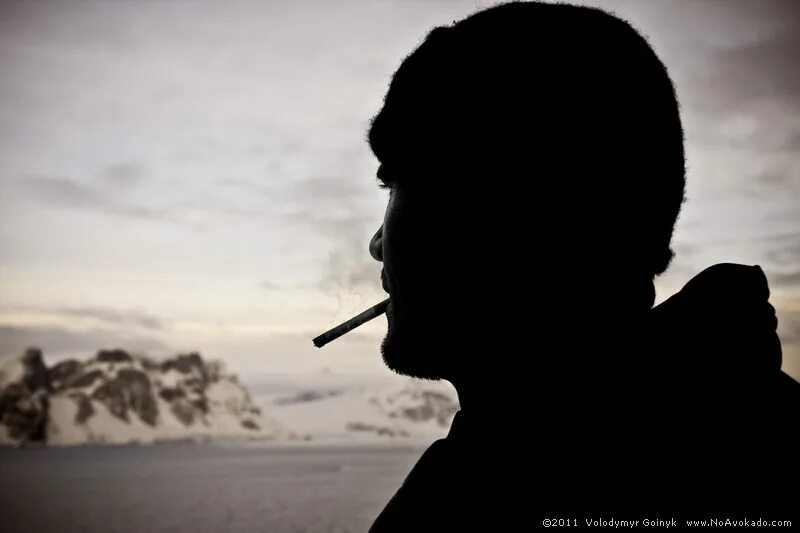 Одинокий мужчина не курит не пьет. Парень курит. Одинокий курящий мужчина. Курящий мужчина со спины. Парень курит спиной.
