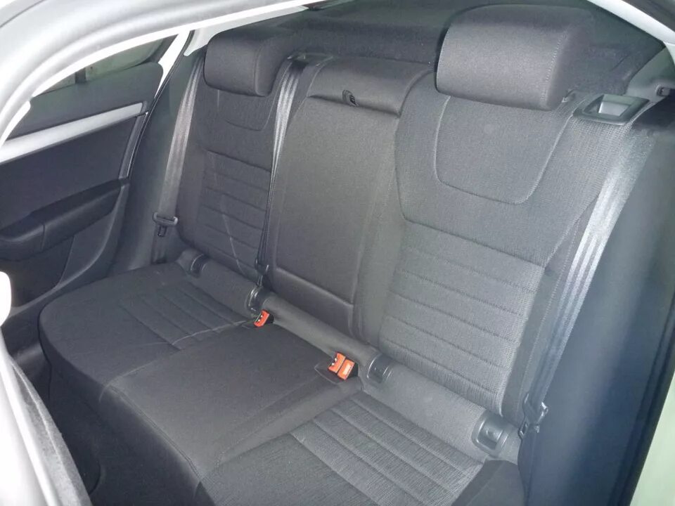 Шкода а7 сиденья. Skoda octavia a7 сиденья задние.