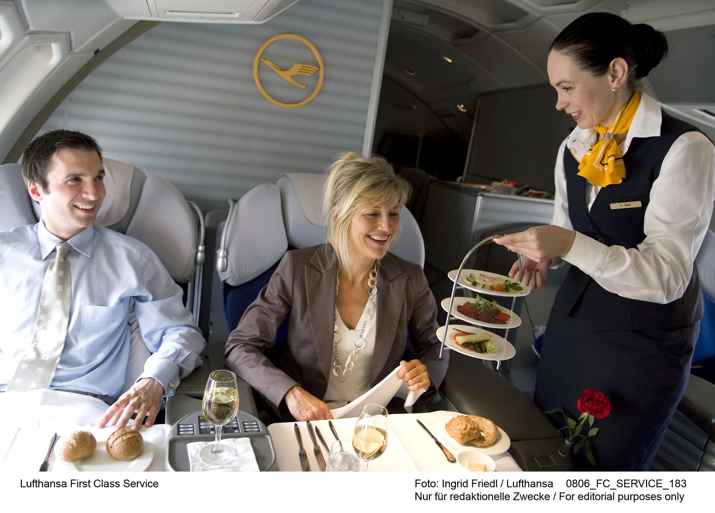 Еда на борту Люфтганза. Еда на борту Lufthansa. Люфтганза авиакомпания. Первый класс Люфтганза.