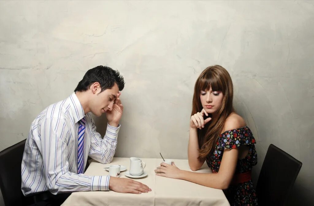 Муж при женщины. Неприятное общение. Мужчина и женщина молчат. Неловкость в общении. Парень объясняет девушке.