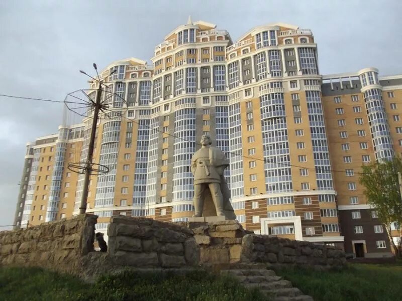 Памятник пугачева саранск. Памятник пугачеву в саранске. памятник е пугачеву саранск. пугачев памятник в саранске. памятник емельяну пугачеву.