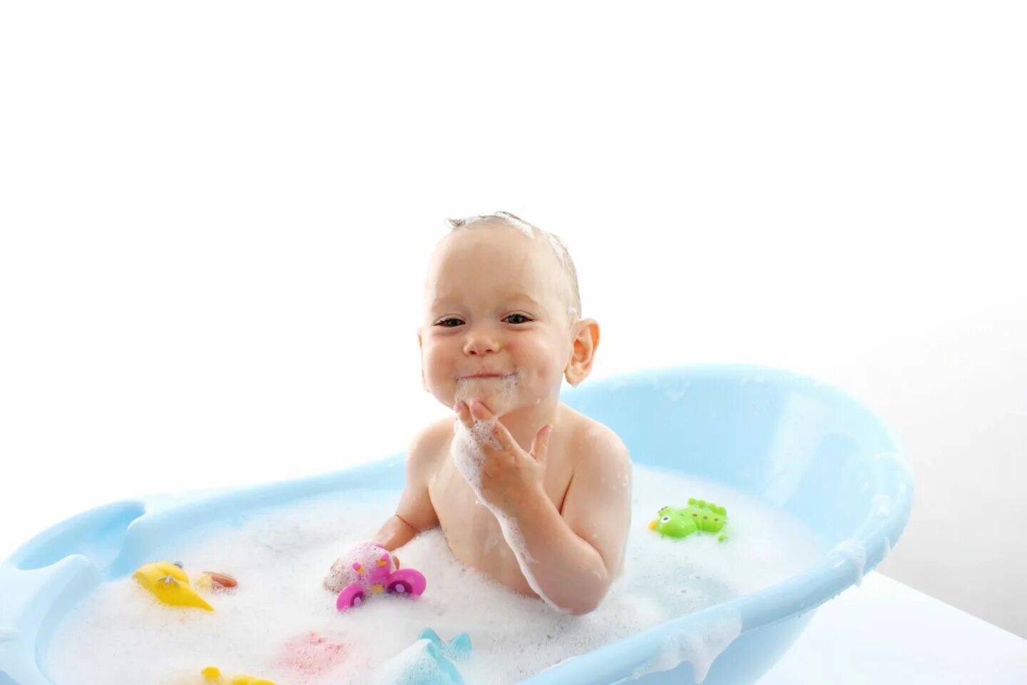 Малыш в ванной. Купание в ванной. Малыш купается. Ванна для купания ребенка. Ванна детей 5 лет