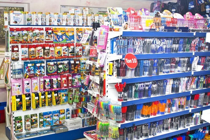В книжном магазине продаются канцтовары 6 карандашей. Выкладка канцтоваров. выкладка канцтоваров в магазине. оборудование для магазина канцтоваров. планограмма магазина канцтоваров.