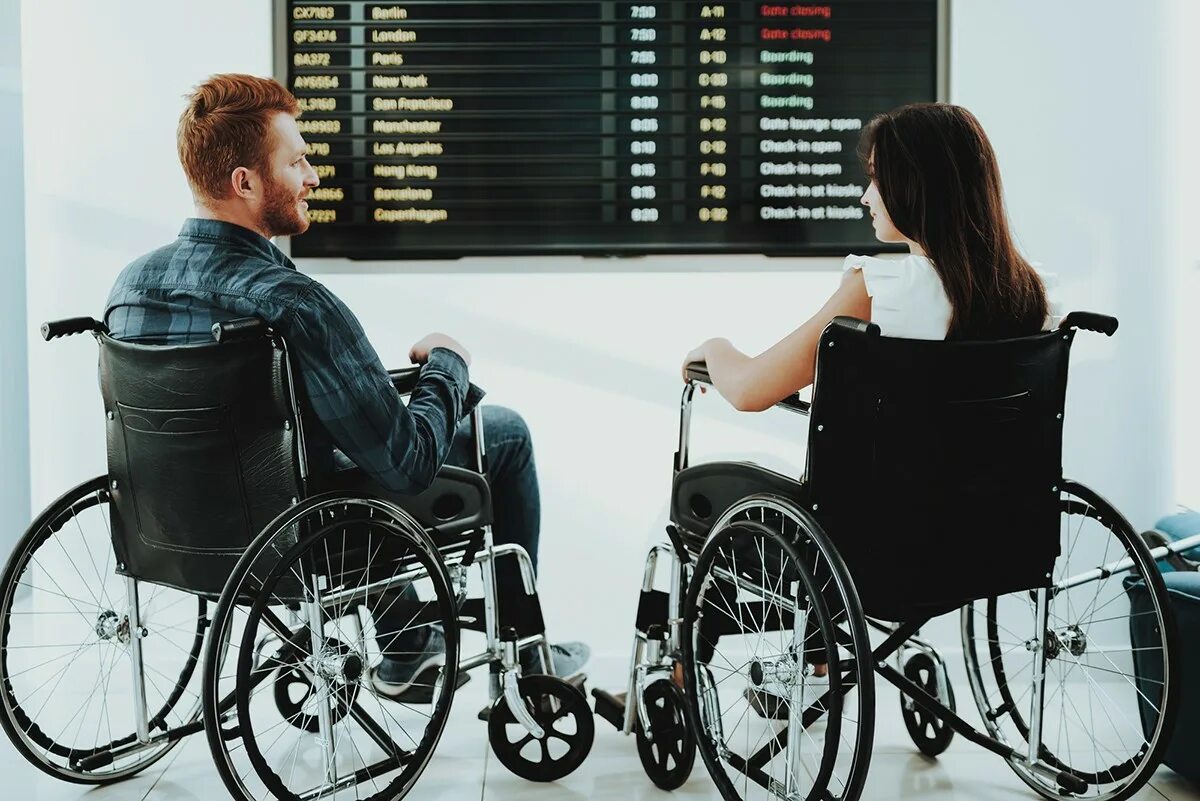 Девушка притворилась инвалидом на балу. Человек в инвалидном кресле. Инвалидное кресло в зале. Кресло для инвалидов в аэропорту. Сопровождение инвалидов.