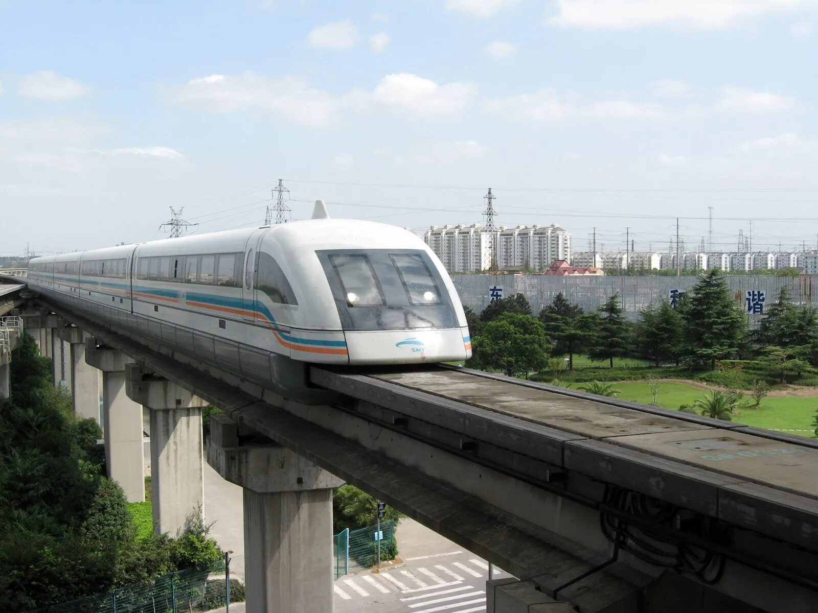 Маглев Шанхай. Поезд Маглев в Шанхае. Скоростной поезд Маглев в Шанхае. Шанхайский «Маглев» в Китае. Железнодорожное передвижение