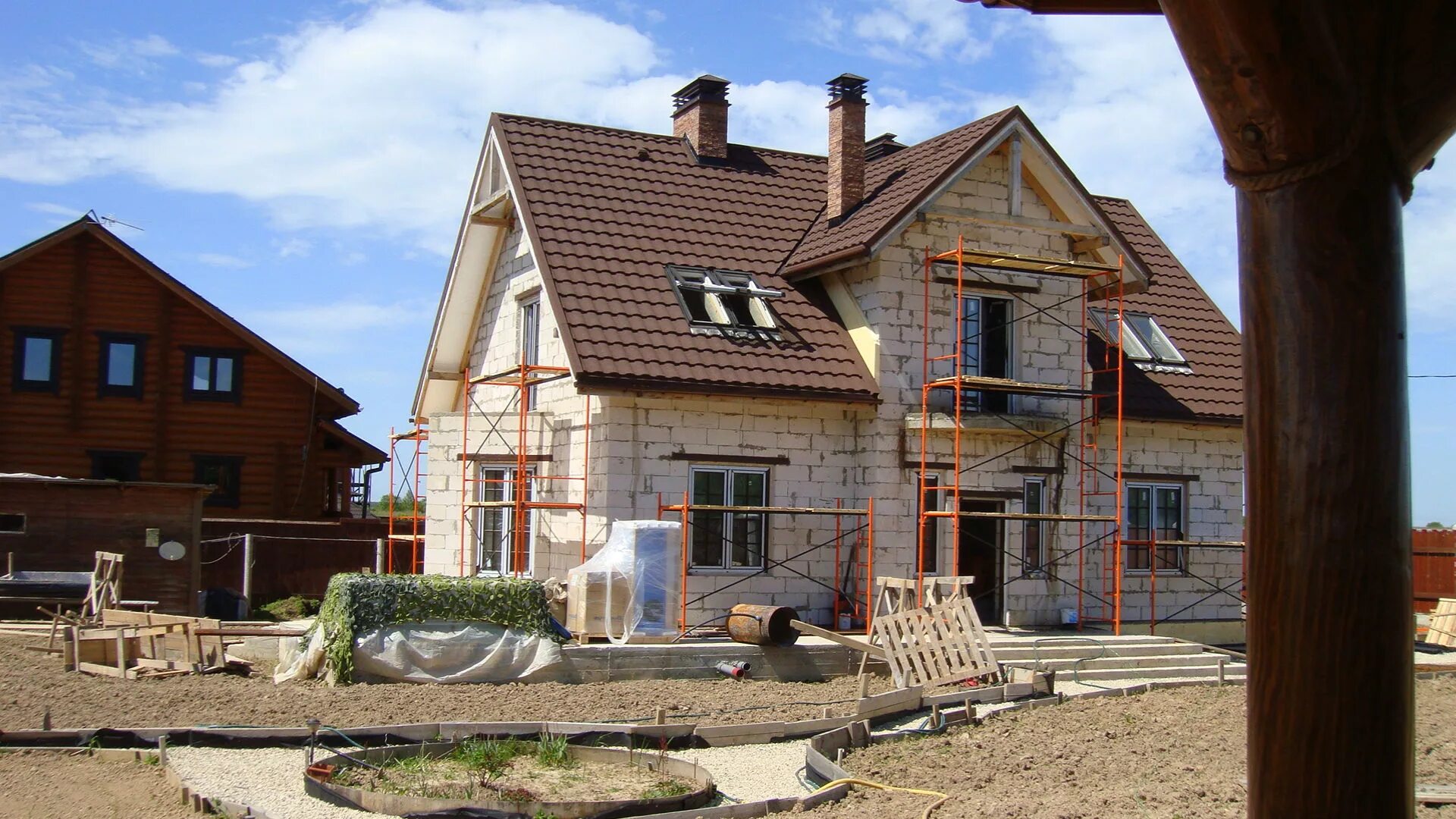 Строительство коттеджей ask vrn stroy ru. Стройка коттеджа. Строящийся частный дом. Частный дом стройка. Строящийся коттедж.