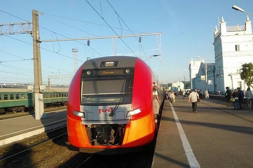 Ласточка смоленск сегодня. Поезд Ласточка Смоленск. Ласточка Москва Ярцево. Ласточка Сафоново Смоленск. Поезд Ласточка Москва Смоленск.