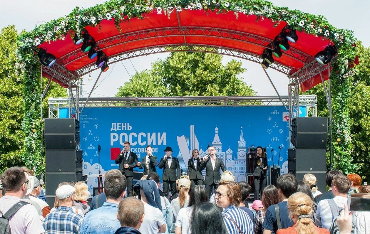 Зеленый театр вднх концерт. Праздники в сокольниках. Молодежь в парке. Концерт на красной площади. Мероприятия в москве 16 июня.