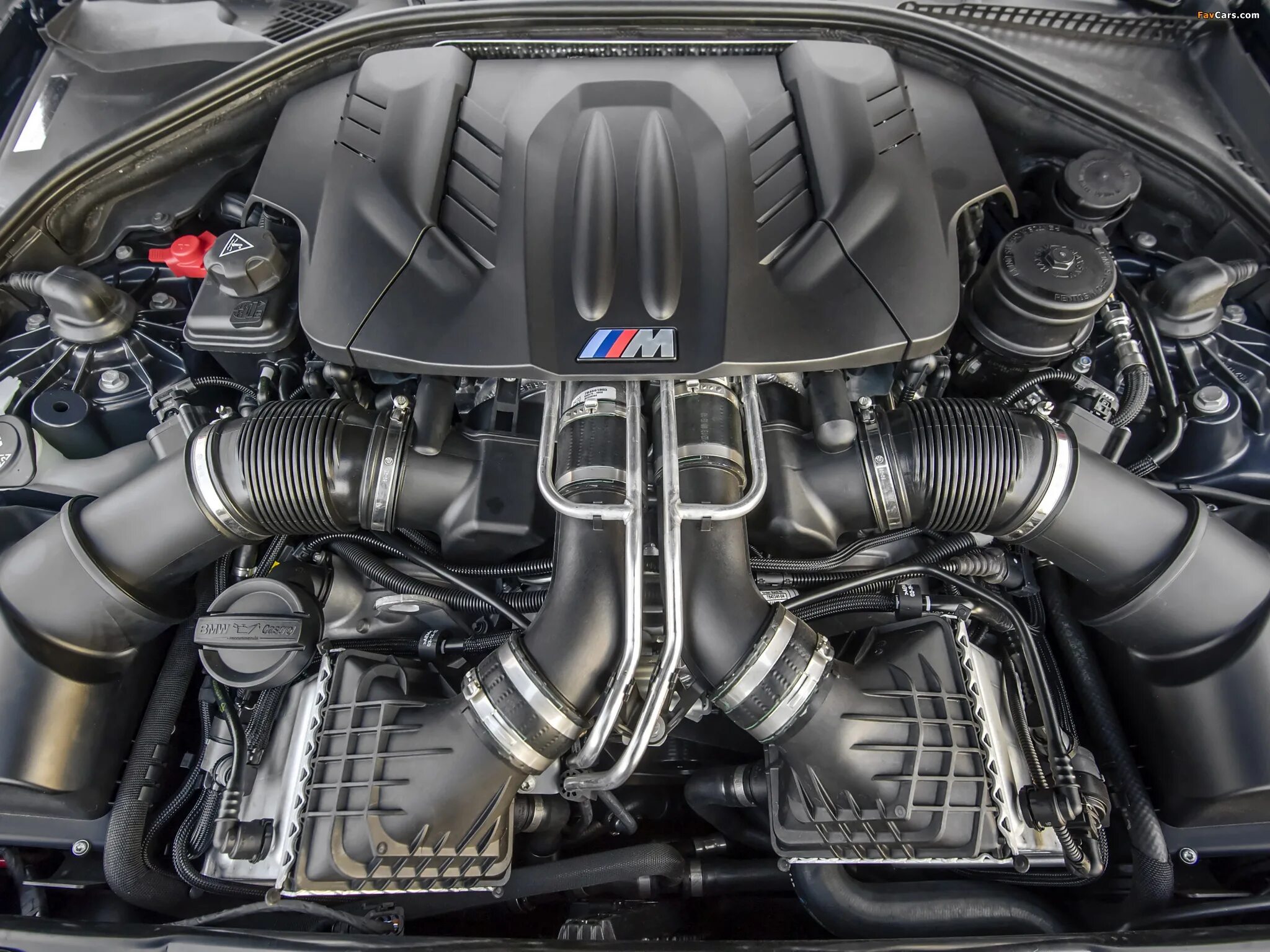 Двигатель автомобиля бмв. BMW m5 f10 мотор. BMW m5 f10 engine. BMW m5 f90 мотор. БМВ м5 v10.